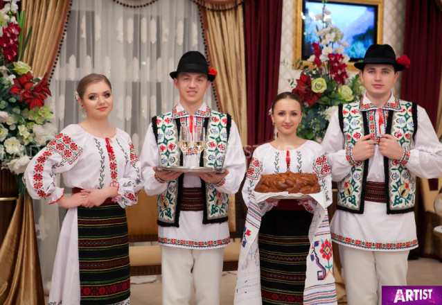 Dansatori la nunta TINERETEA